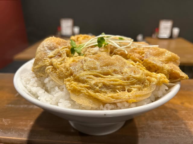 DINING SUNの公式投稿に掲載された卵とじの丼